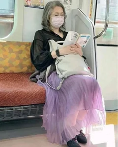 Ageless Style: How 70-Year-Old Singer Ye Qianwen Redefines Senior Fashion - image 3