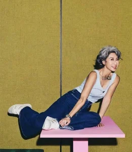 Ageless Style: How 70-Year-Old Singer Ye Qianwen Redefines Senior Fashion - image 4