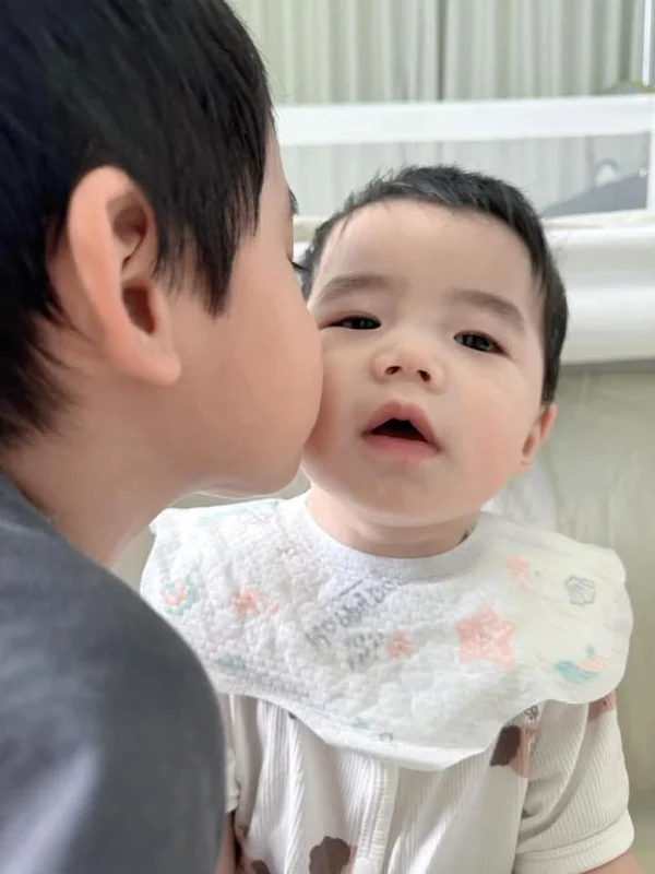 Hang Du Muc Shares Photo of Youngest Son, Sparkling Netizen Reactions