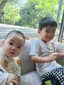 Hang Du Muc Shares Photo of Youngest Son, Sparkling Netizen Reactions - image 1