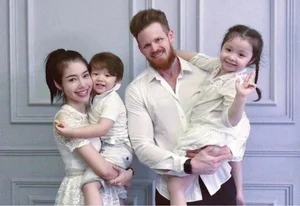Iconic Vietnamese Celebrity Mothers: Contrasting Subtle Elegance with Bold Modern Glamour - image 3