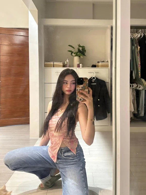 Curvy Philippine Influencer Captivates Millions with Stunning Natural Beauty