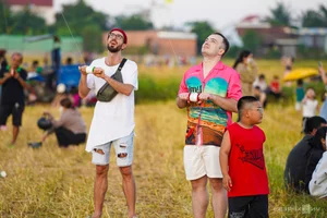 Spectacular 'Seafood' Kites Take Flight Over Khanh Hoa's Scenic Rice Fields - image 0