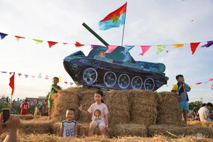 Spectacular 'Seafood' Kites Take Flight Over Khanh Hoa's Scenic Rice Fields - image 3