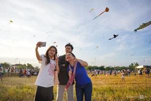Spectacular 'Seafood' Kites Take Flight Over Khanh Hoa's Scenic Rice Fields - image 7