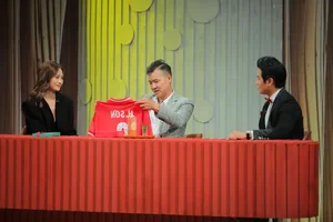 Football Legend Nguyen Hong Son Learns Dance Moves from His Daughter - image 1