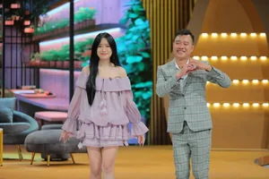 Football Legend Nguyen Hong Son Learns Dance Moves from His Daughter - image 3