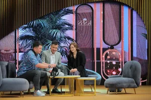 Football Legend Nguyen Hong Son Learns Dance Moves from His Daughter - image 4
