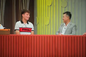 Football Legend Nguyen Hong Son Learns Dance Moves from His Daughter - image 0