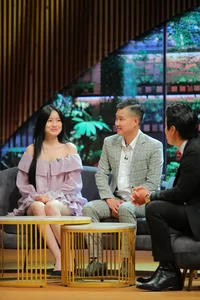 Football Legend Nguyen Hong Son Learns Dance Moves from His Daughter - image 6