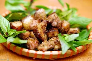 Exploring the Culinary Delights of Hoang Thuy Linh's Hometown - image 1
