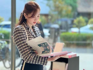 Miss Dang Thu Thao Showcases Elegant Street Style in Seoul - image 2