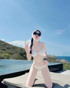 TikTok Star Van Choe Shines in Exclusive Bikini Gallery: 66+ Stunning Summer Beachwear Looks - image 0