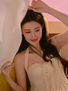 Wang Churan: Dreamy Beauty by the Sunset Window, Captivating Ethereal Moment - image 6