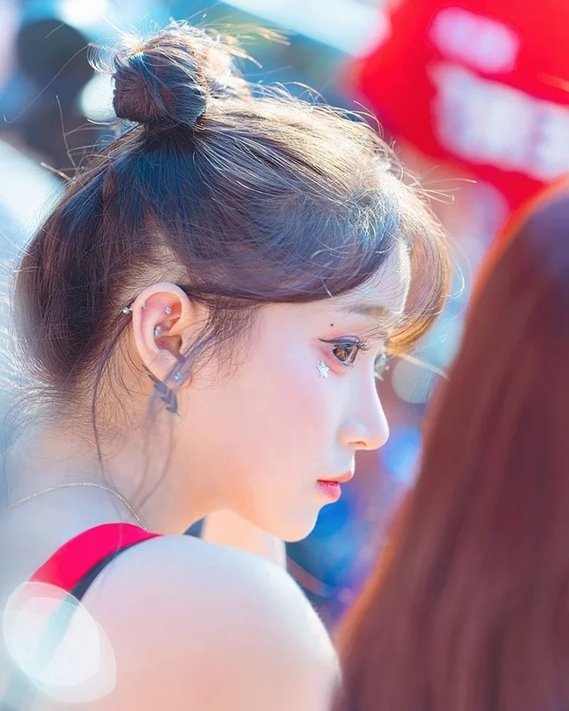 Discover the Viral Cheerleading Goddess Captivating Fans with AI-Like Visuals