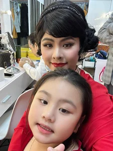 Actress Van Trang’s Emotional Struggle: Balancing Career and Motherhood Backstage - image 1