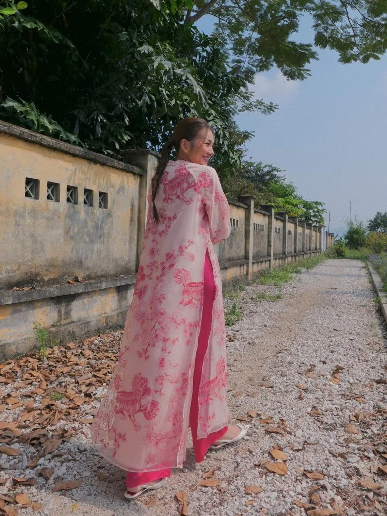 Ageless Beauty Secrets: How Thanh Hang Defies Aging at 40 with Stunning Post-Wedding Hair Trends