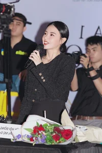 Elegant and Professional: Midu’s Sophisticated University Lecturer Fashion Style - image 7