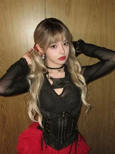 Female Singer Faints Twice After Concert, Rushed to the Hospital - image 1