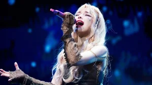 Female Singer Faints Twice After Concert, Rushed to the Hospital - image 2