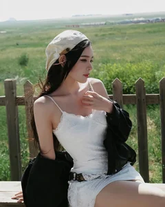 Vũ Văn Thanh's Girlfriend Turns Heads with Chic Look in China - image 8