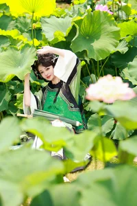 YiTuYu Vol.7399: Artistic Portraits of Bu Ke Ai De He He Miao - Art Language Photography Collection - image 32