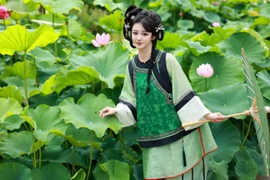 YiTuYu Vol.7399: Artistic Portraits of Bu Ke Ai De He He Miao - Art Language Photography Collection - image 37