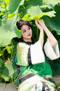 YiTuYu Vol.7399: Artistic Portraits of Bu Ke Ai De He He Miao - Art Language Photography Collection - image 40