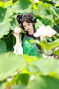 YiTuYu Vol.7399: Artistic Portraits of Bu Ke Ai De He He Miao - Art Language Photography Collection - image 1
