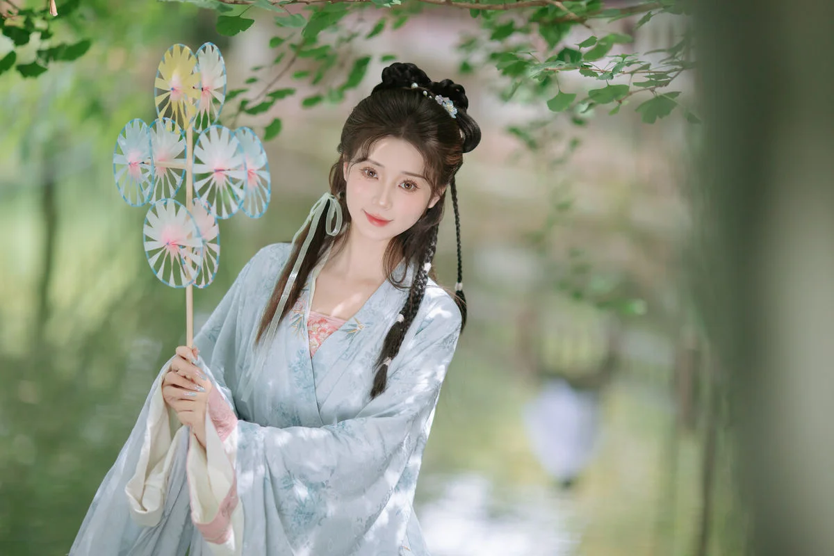 Discover Chu Yuan Yuan's Ethereal Beauty in YiTuYu Vol.8800 Collection