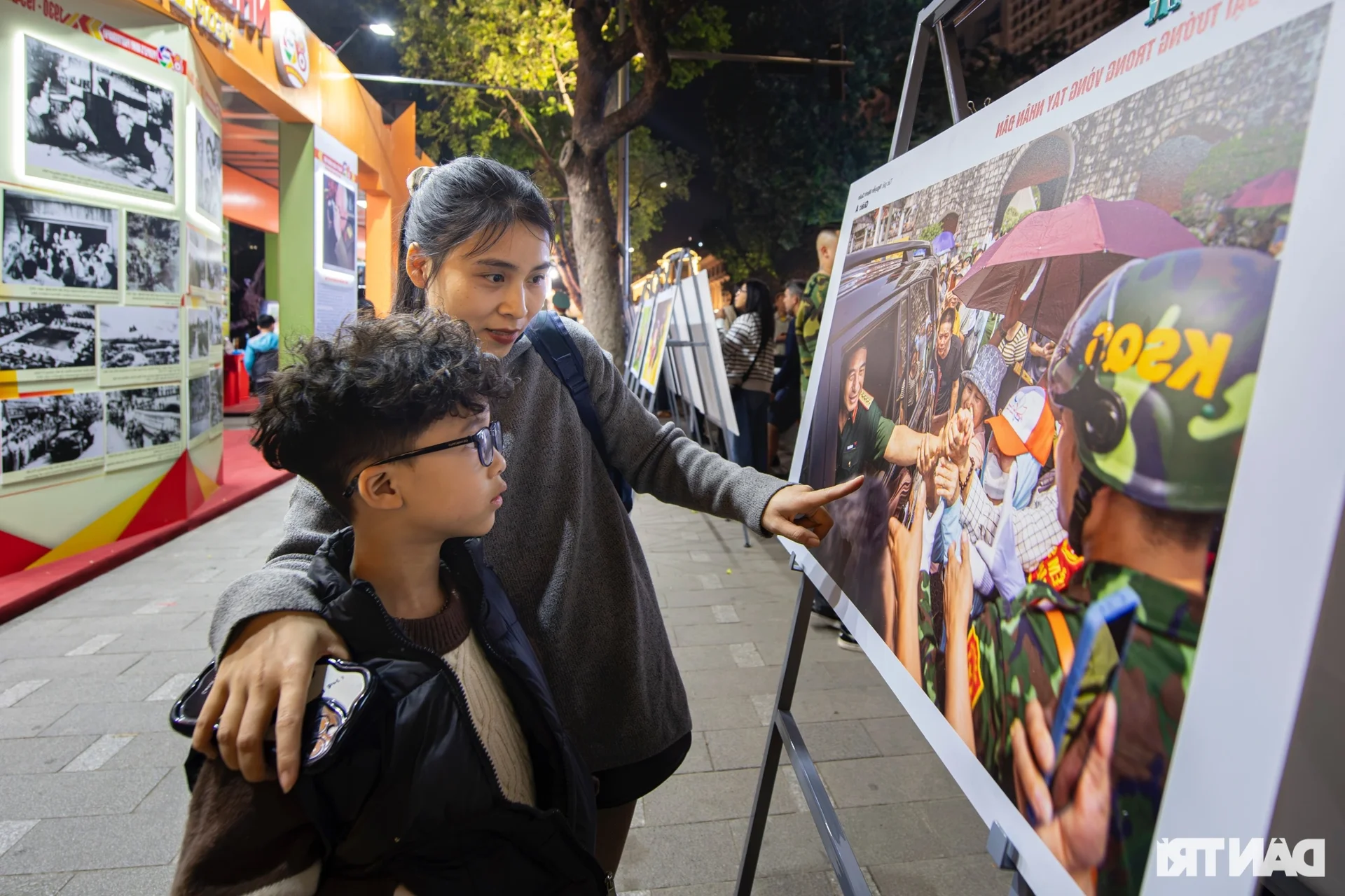 General Phan Van Giang Greets Citizens at Hoan Kiem Pedestrian Street