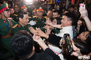 General Phan Van Giang Greets Citizens at Hoan Kiem Pedestrian Street - image 7