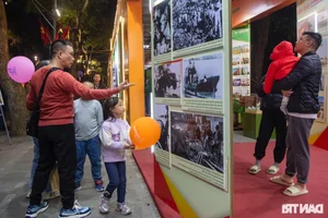 General Phan Van Giang Greets Citizens at Hoan Kiem Pedestrian Street - image 4