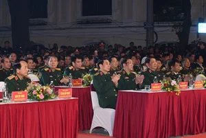 General Phan Van Giang Greets Citizens at Hoan Kiem Pedestrian Street - image 1