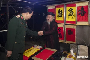 General Phan Van Giang Greets Citizens at Hoan Kiem Pedestrian Street - image 3