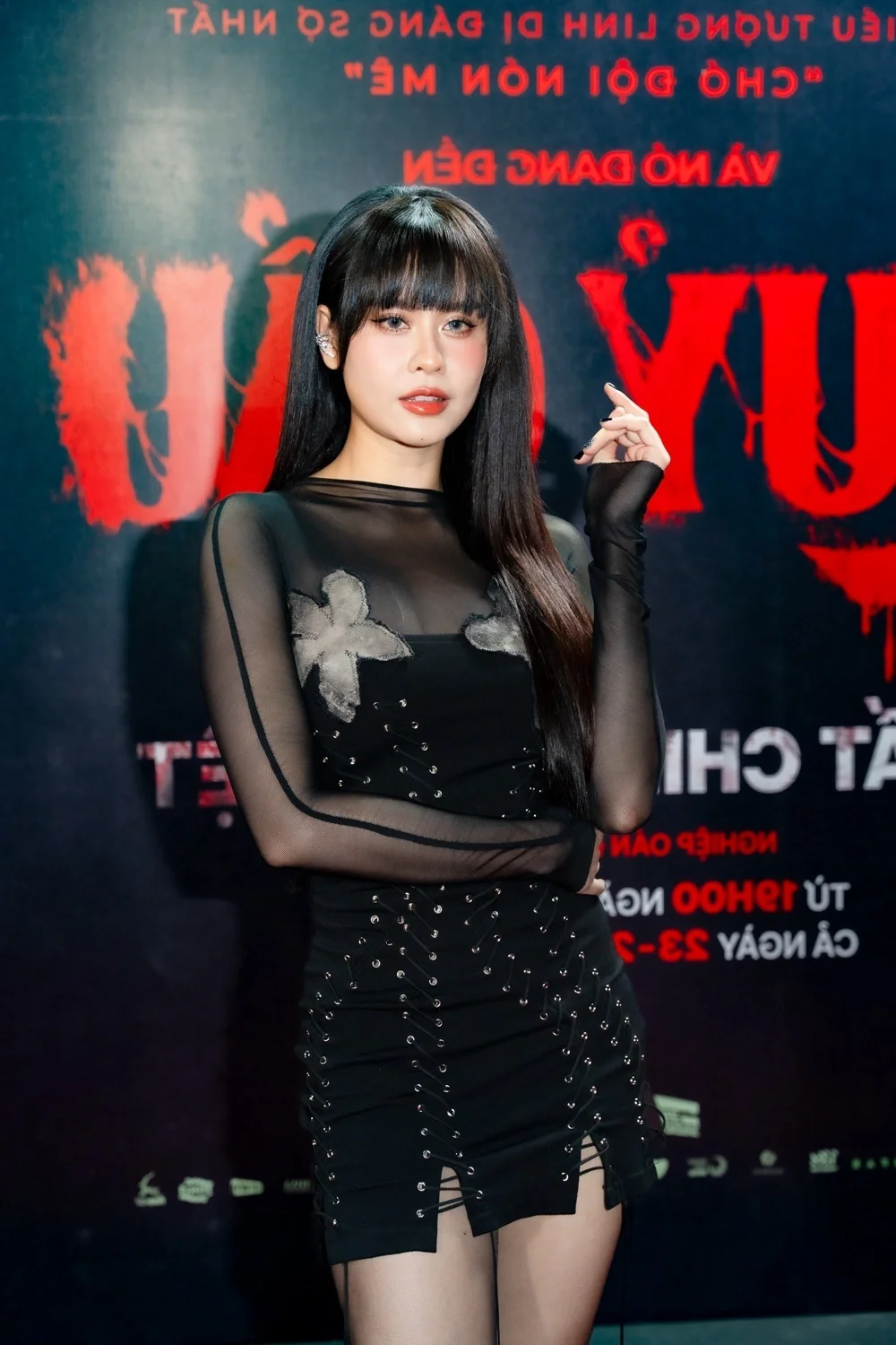 Actress Sam Radiates at Movie Premiere with Six Month Baby Bump