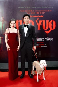 Actress Sam Radiates at Movie Premiere with Six Month Baby Bump - image 3