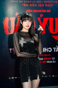 Actress Sam Radiates at Movie Premiere with Six Month Baby Bump - image 0