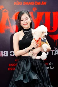 Actress Sam Radiates at Movie Premiere with Six Month Baby Bump - image 7