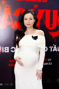 Actress Sam Radiates at Movie Premiere with Six Month Baby Bump - image 1