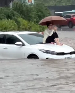Viral Hanoi Flood Photo: The Story Behind the Lonely Girl - image 0