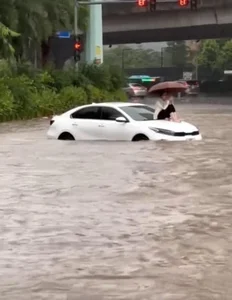 Viral Hanoi Flood Photo: The Story Behind the Lonely Girl - image 1