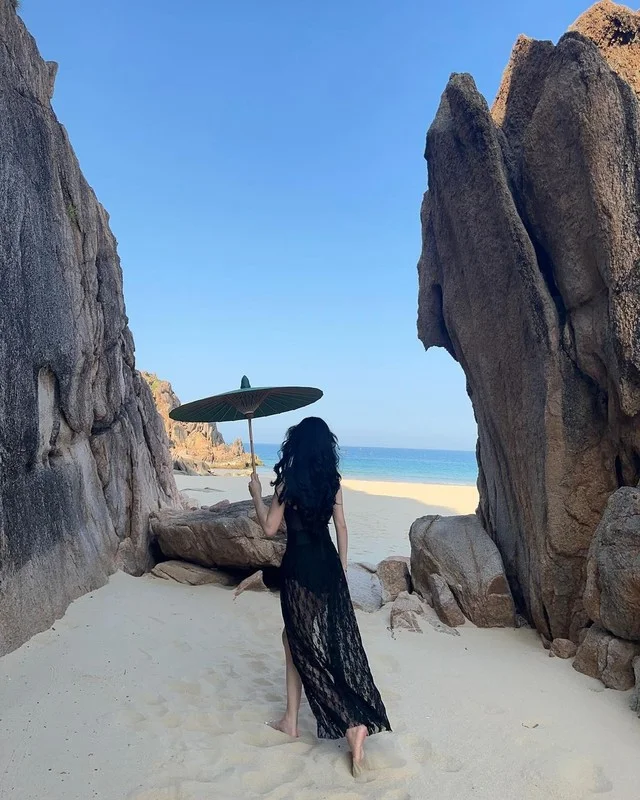 Elegance and Style: Soccer Player Thanh Chung’s Wife Stuns in Deep-Cut Fashion