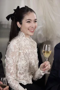 Thai Influencer Turns Heads in Vietnam: U40 Star Looks Like a Living Doll in Candid Shots - image 3