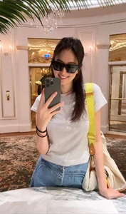 Thai Influencer Turns Heads in Vietnam: U40 Star Looks Like a Living Doll in Candid Shots - image 10