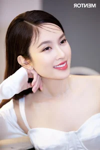 Thai Influencer Turns Heads in Vietnam: U40 Star Looks Like a Living Doll in Candid Shots - image 1