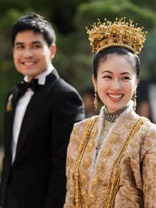 Thai Influencer Turns Heads in Vietnam: U40 Star Looks Like a Living Doll in Candid Shots - image 4