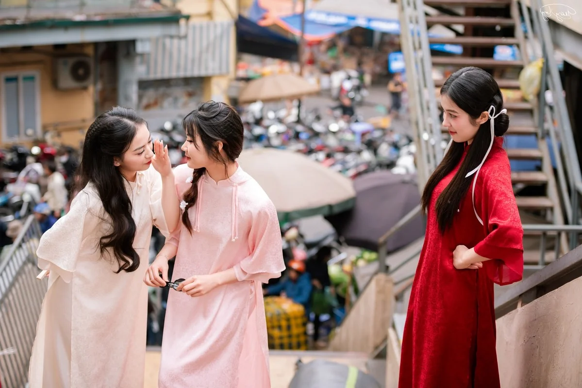 Traditional Ao Dai Elegance: Vietnamese Women Celebrate Tet with Stunning Market Photoshoots