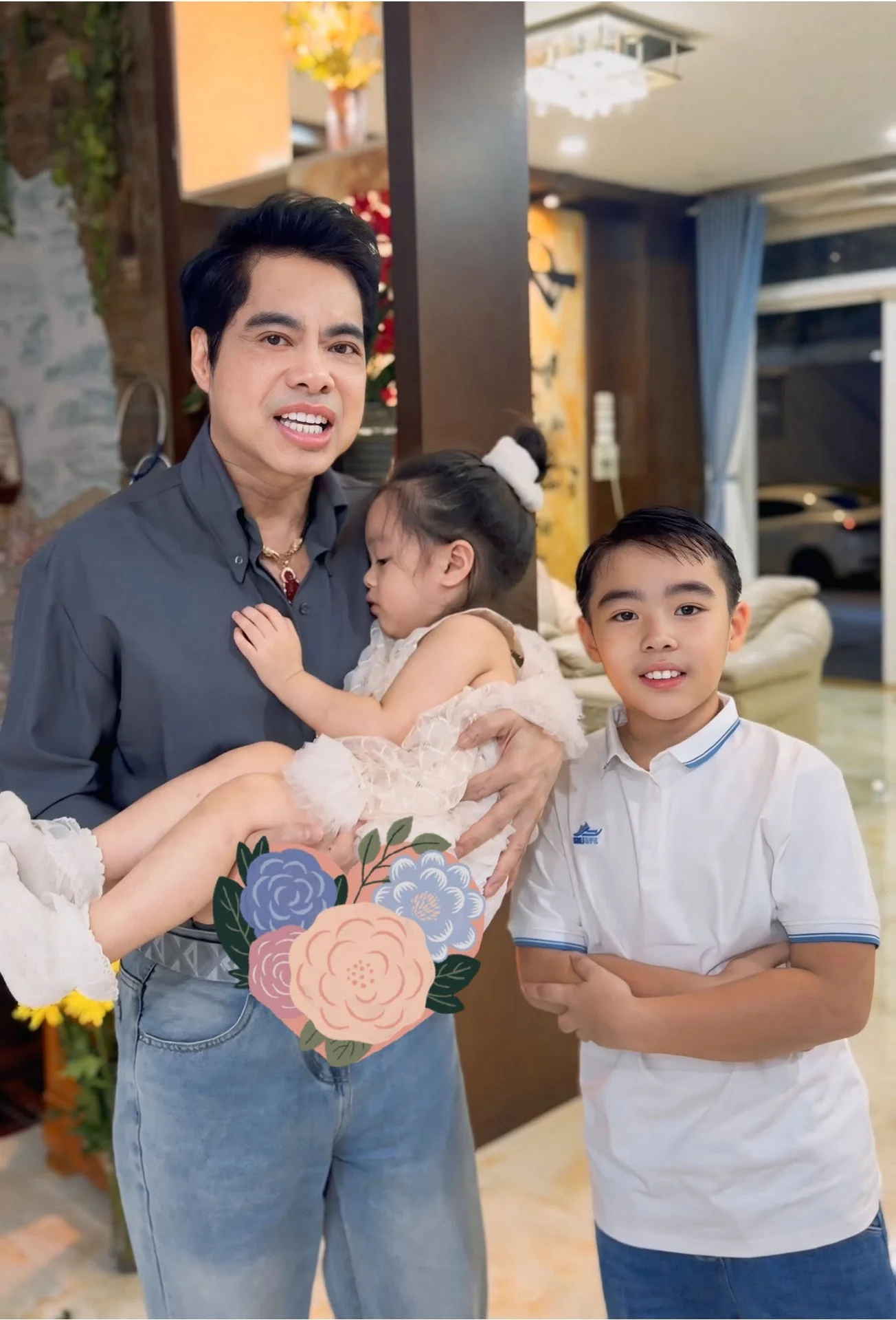Vietnamese Celebrity News: Ngoc Son's Family Photo Truth and Duc Tien's Last Gift