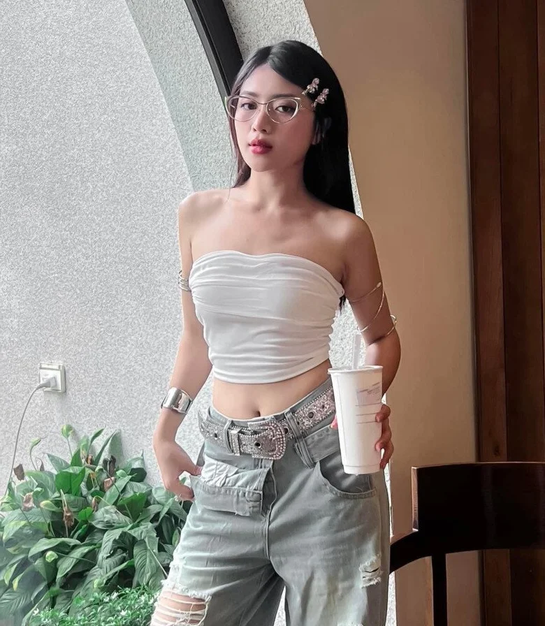 Ethereal Maternity: Vietnamese Web-Drama Star Stuns with Fairy-Like Baby Bump Photos